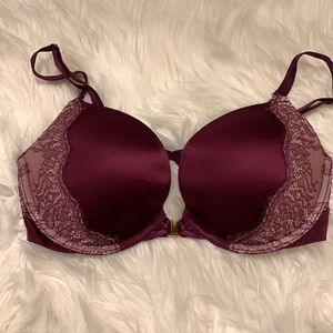 Victoria’s Secret 34D Very Sexy Plunge underwire padded bra. Lace detail